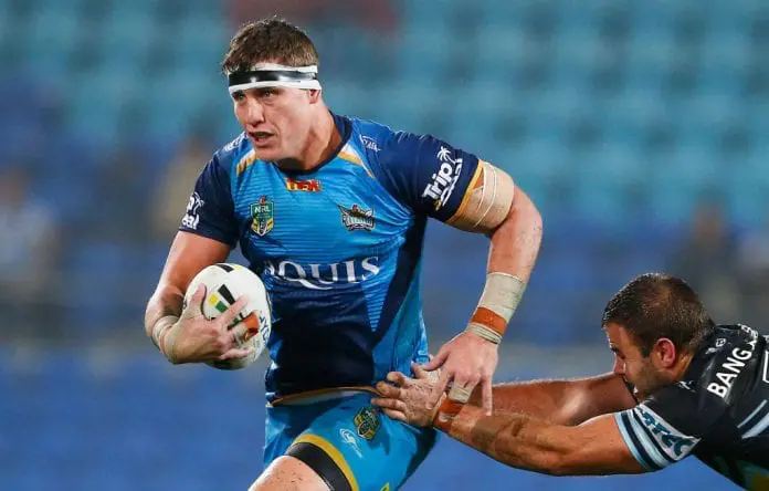 Wallace extends deal with Titans