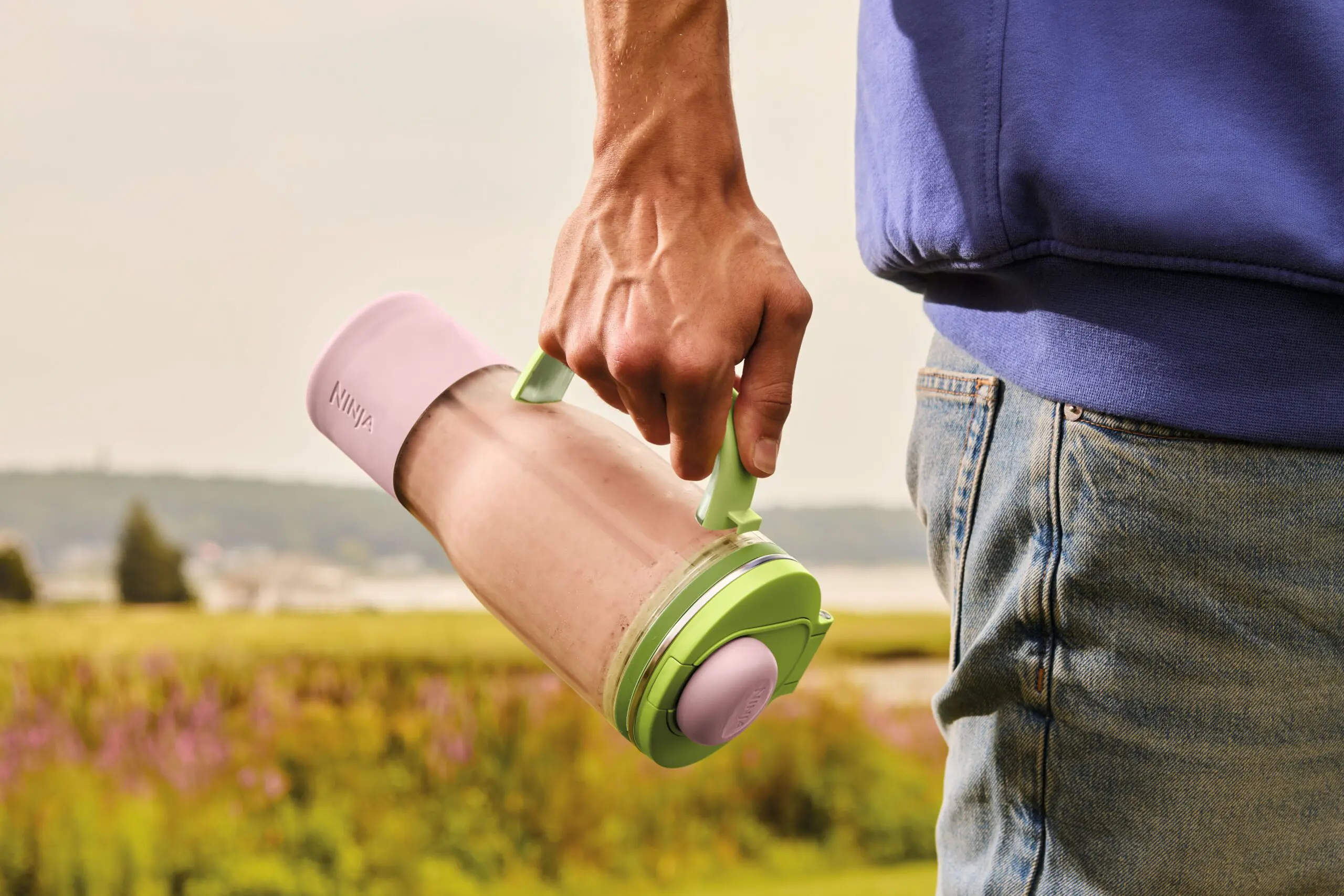 Blend smoothies and protein shakes straight into a portable tumbler, makingpre-run fuel and post-training recovery easy on the move.