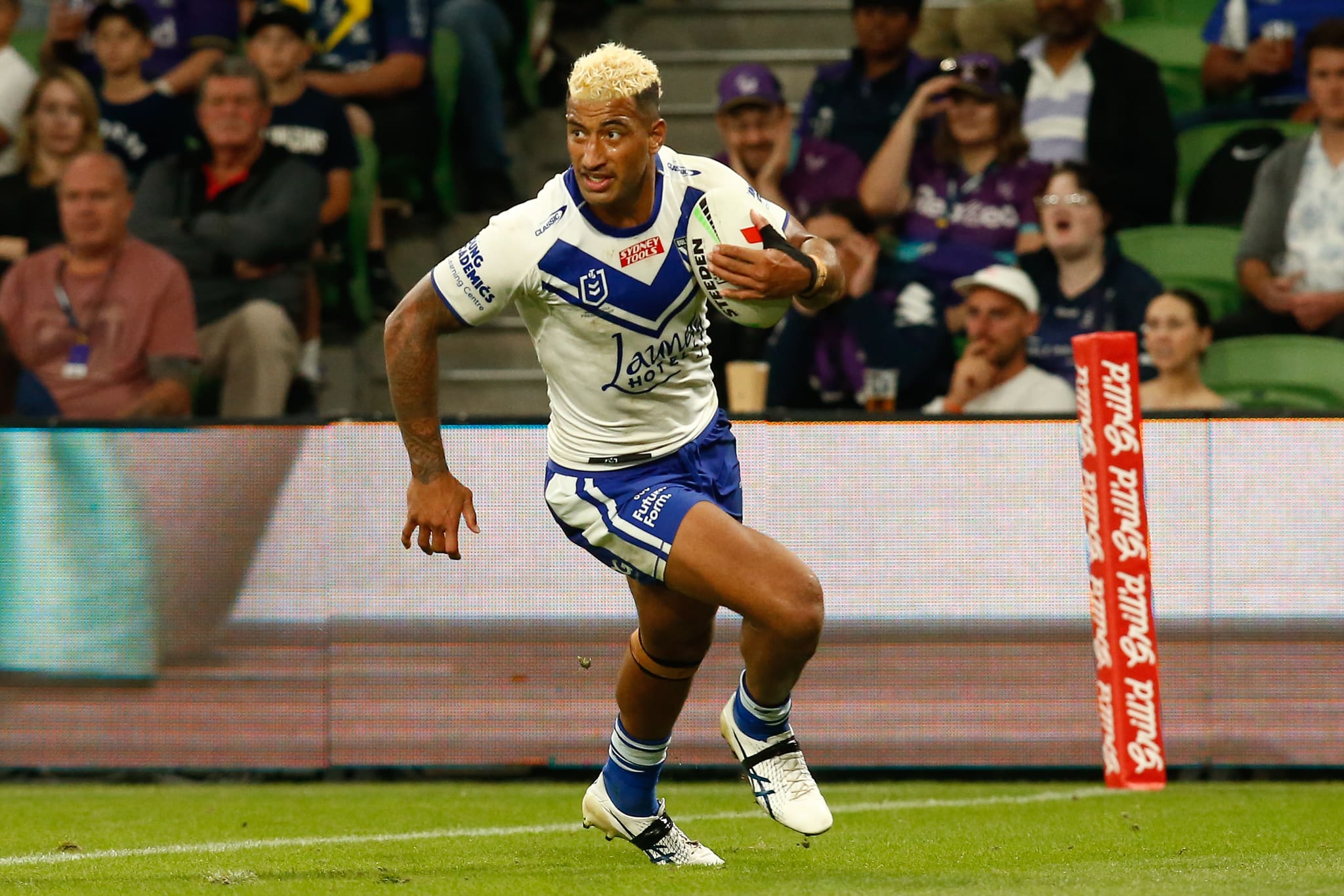 Viliame Kikau silences rugby union links with new Bulldogs deal